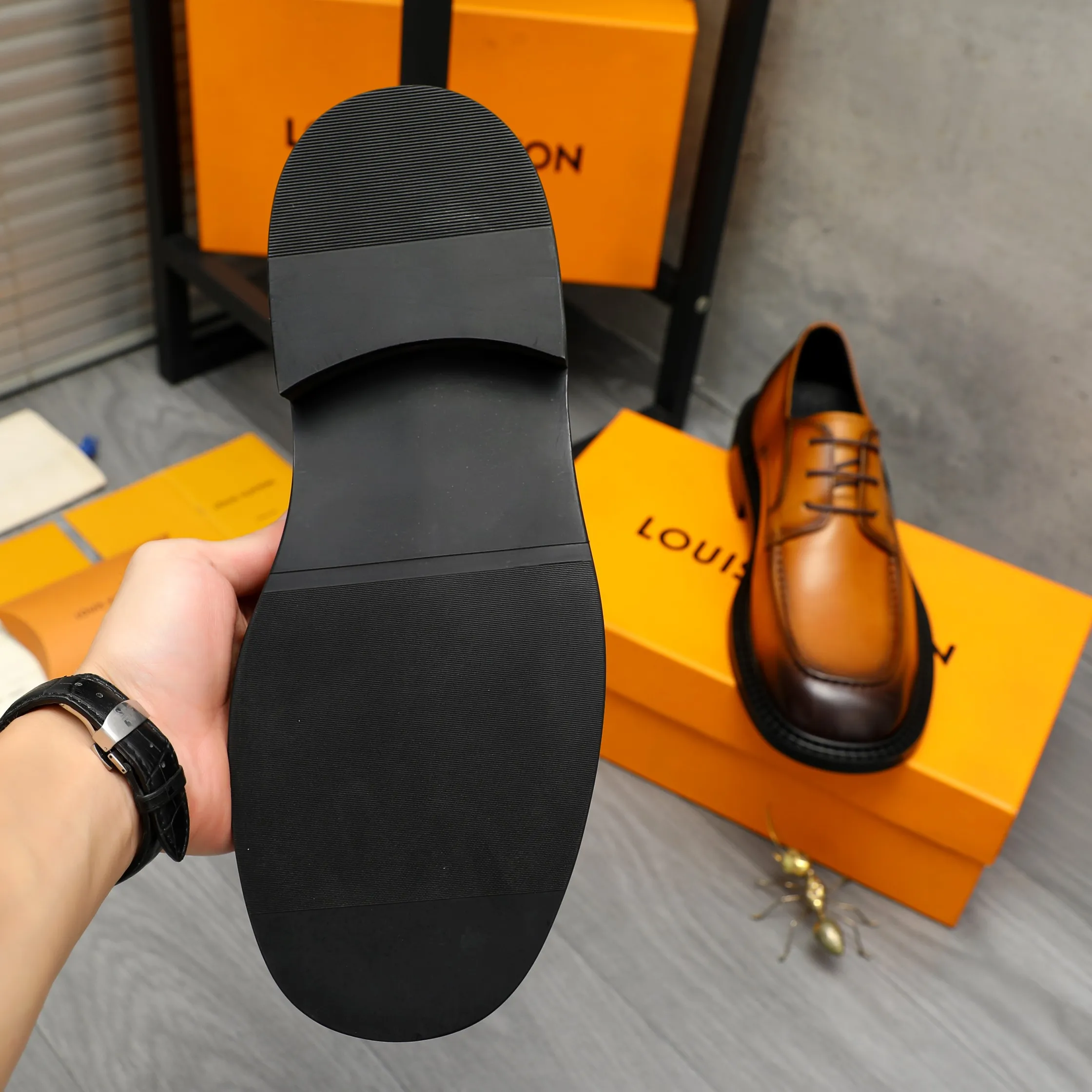 Men's shoes 💰600 Product trademark: LV "Louis Vuitton" business casual lace-up leather shoes Regular size: 37-46 Product materials: Selected high-quality color-brushed cowhide upper, pigskin lining, rubber outsole